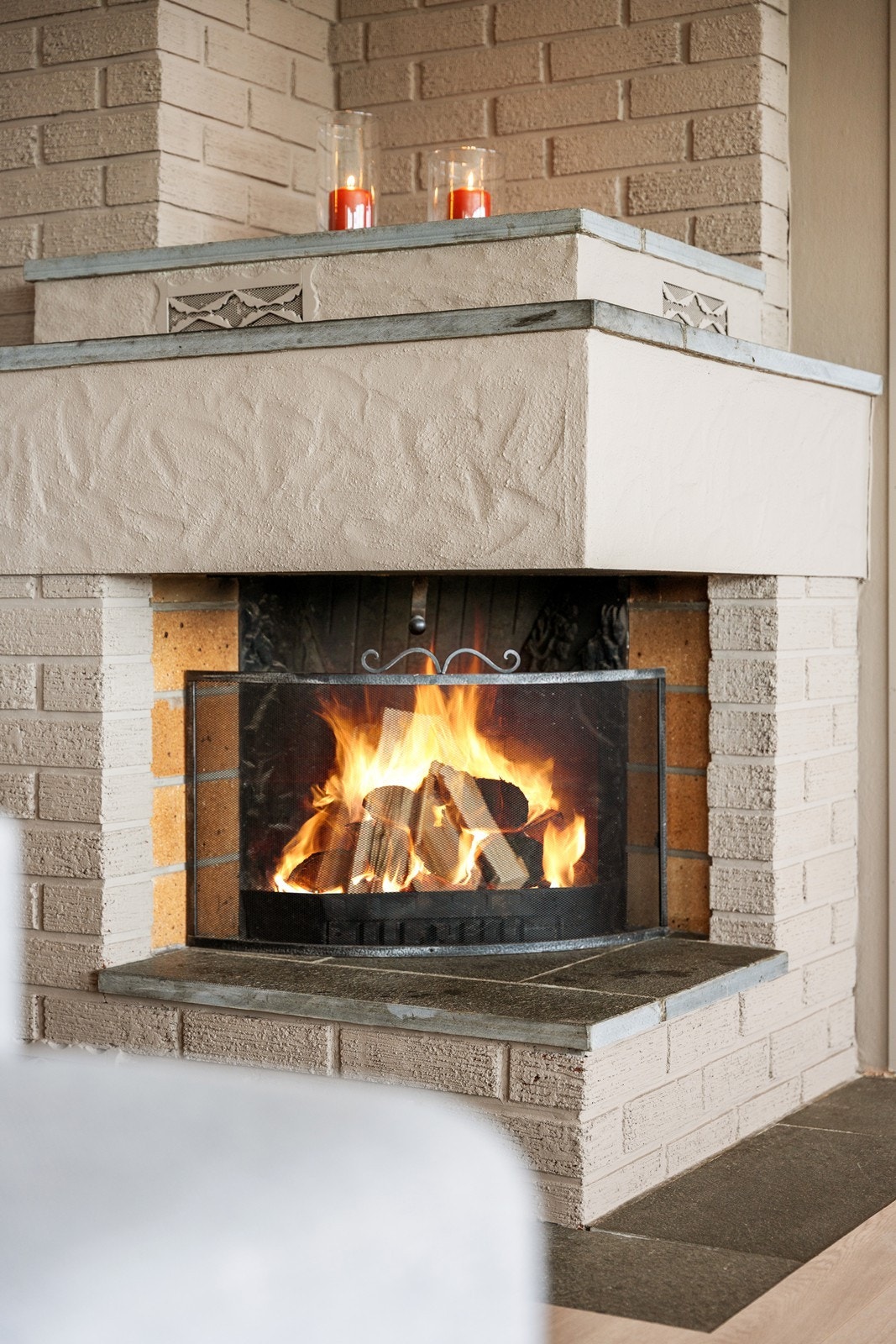 Stuen har både vedovn og åpen peis gir deilig varme til boligen på årets kaldeste dager - i tillegg er det også montert varmepumpe som bidrar til en energieffektiv oppvarming Galleribilde