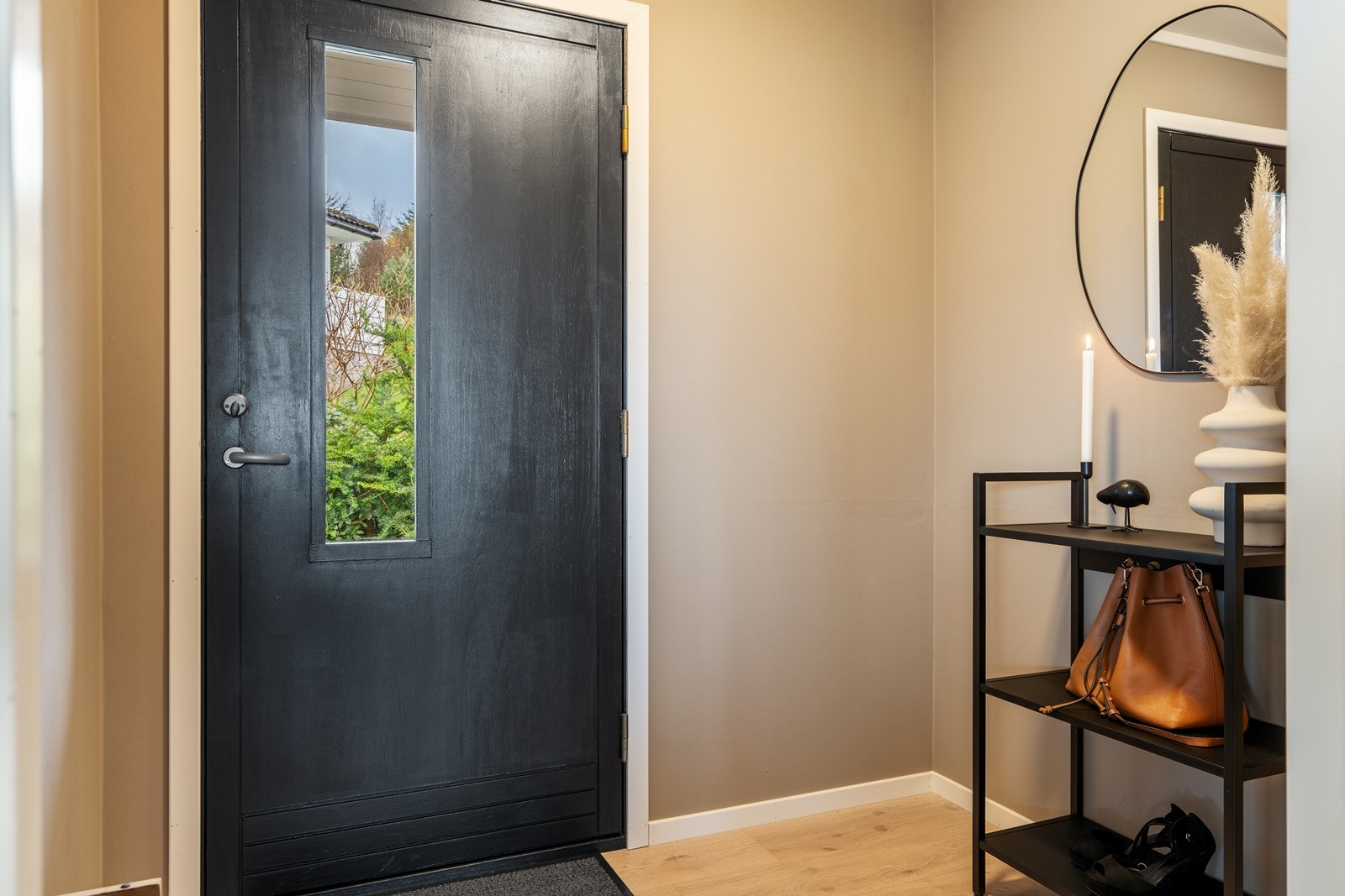 Entré i 1. etasje med plass til sko og yttertøy Galleribilde