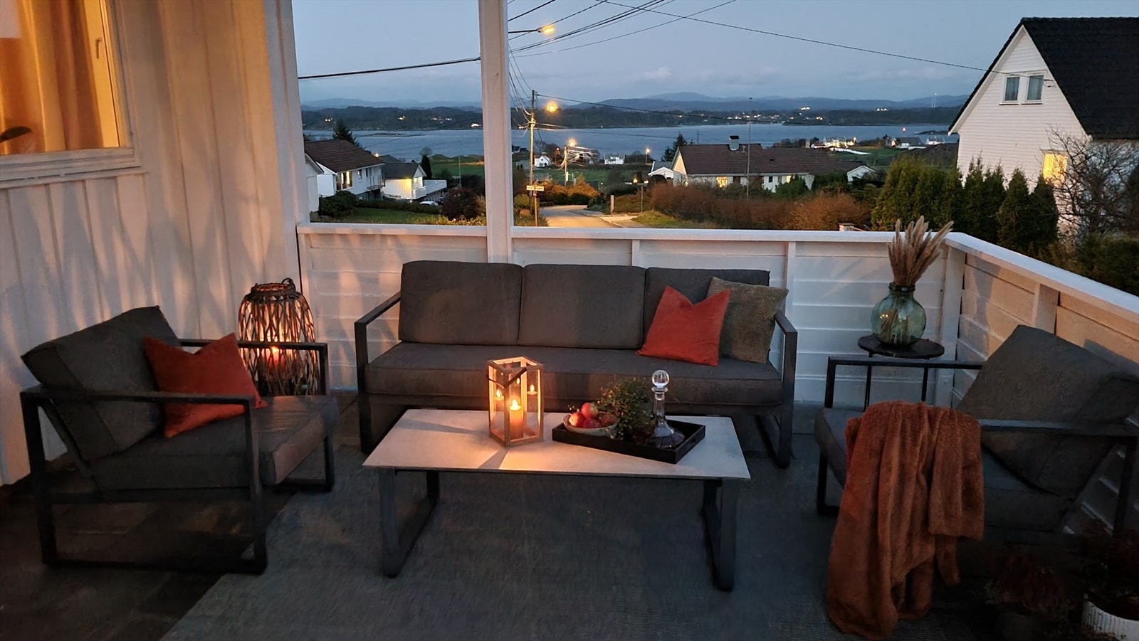 Eiendommen ligger høyt og fritt i terrenget - fra stuen er det direkte utgang til solrik terrasse med nydelig utsikt mot Karmsundet (selgers bilde) Galleribilde