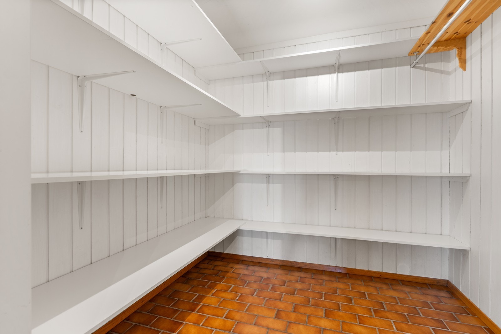 Boligen kan også by på gode med lagringsplass i to innvendige boder samt en romslig utvendig bod Galleribilde