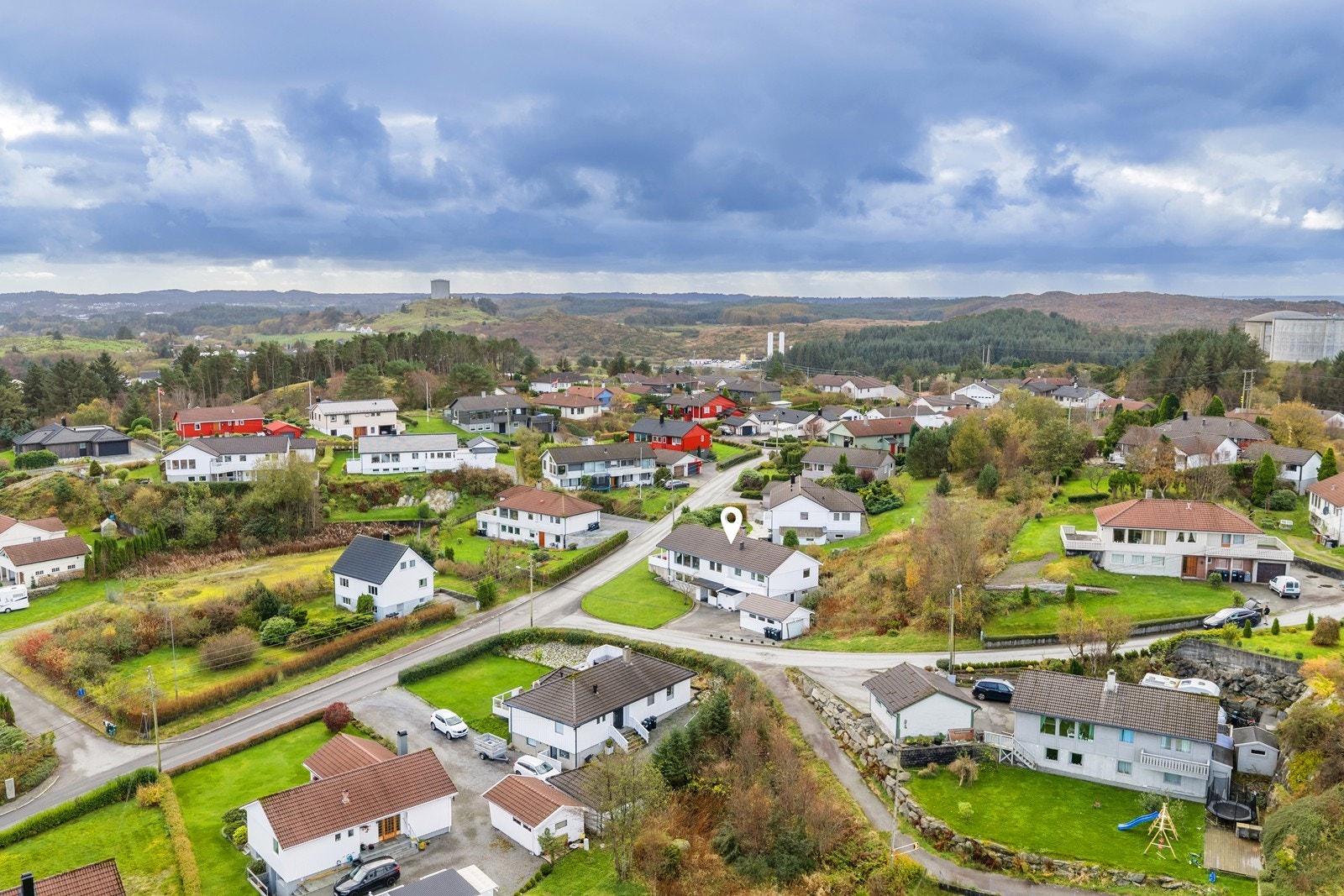 Boligen har en barnevennlig beliggenhet i et rolig og etablert boligfelt på Håvik Terrasse Galleribilde