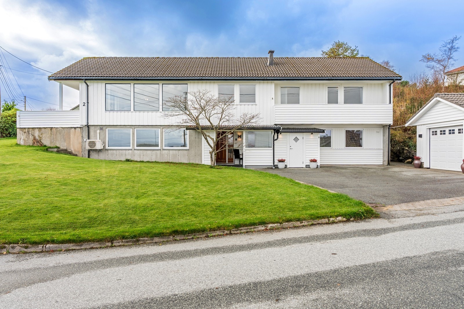 Det er gode parkeringsmuligheter i asfaltert gårdsrom og i tilhørende garasje Galleribilde