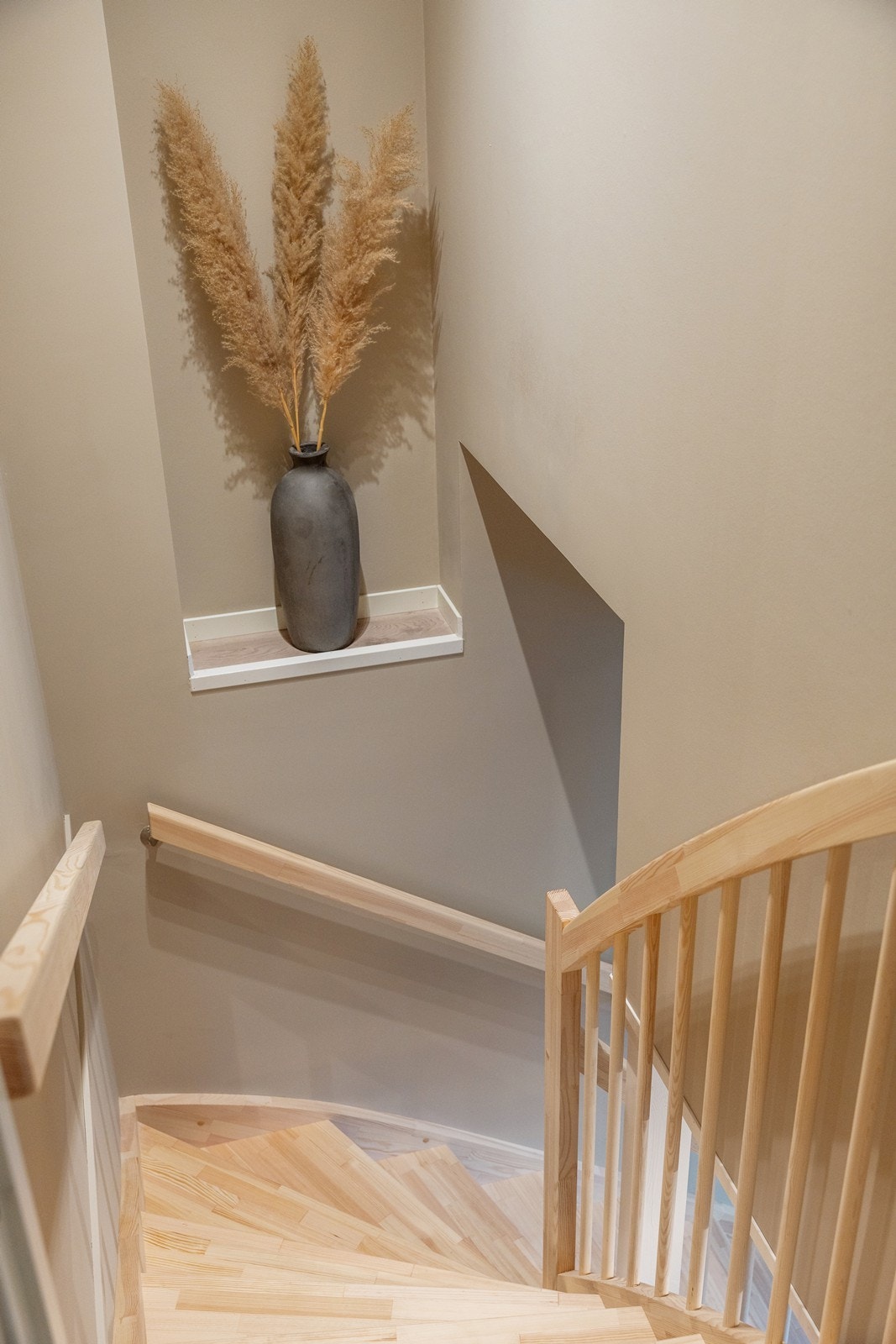 Det er satt inn ny innvendig trapp i tre i 2025 Galleribilde