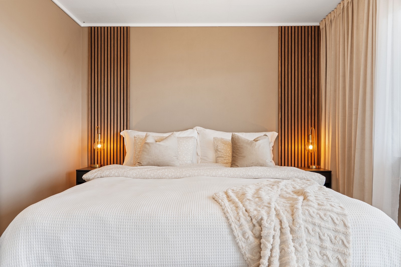 Hovedsoverommet har god plass til dobbeltseng og tilhørende nattbord Galleribilde