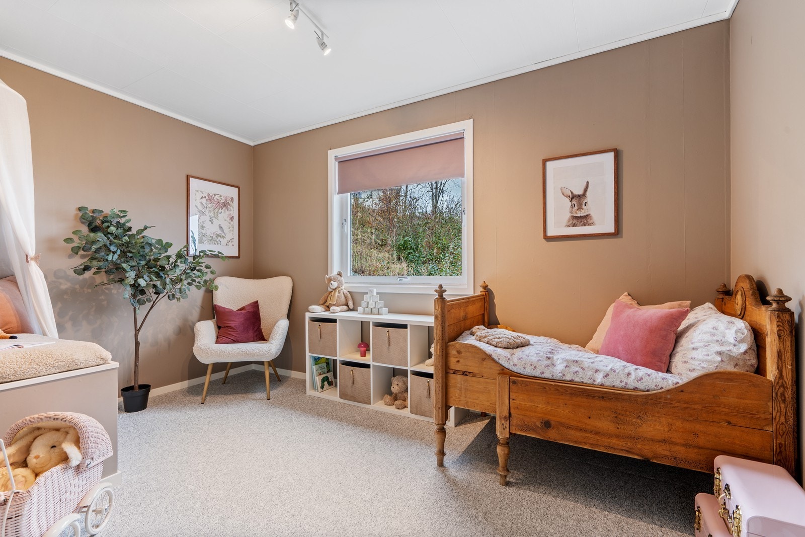 Soverom nr. 2 er pent oppusset med lunt teppe på gulvet Galleribilde