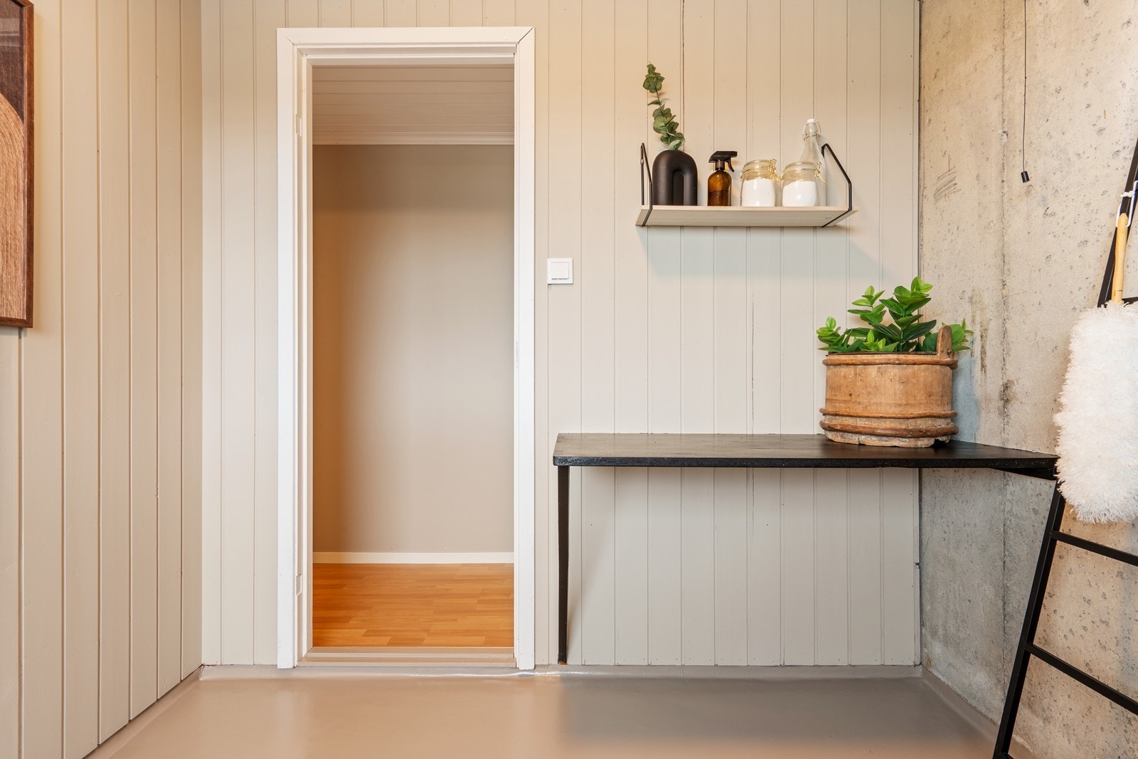 Vaskerommet har belegg på gulv, samt synlig betong og panel på veggene Galleribilde