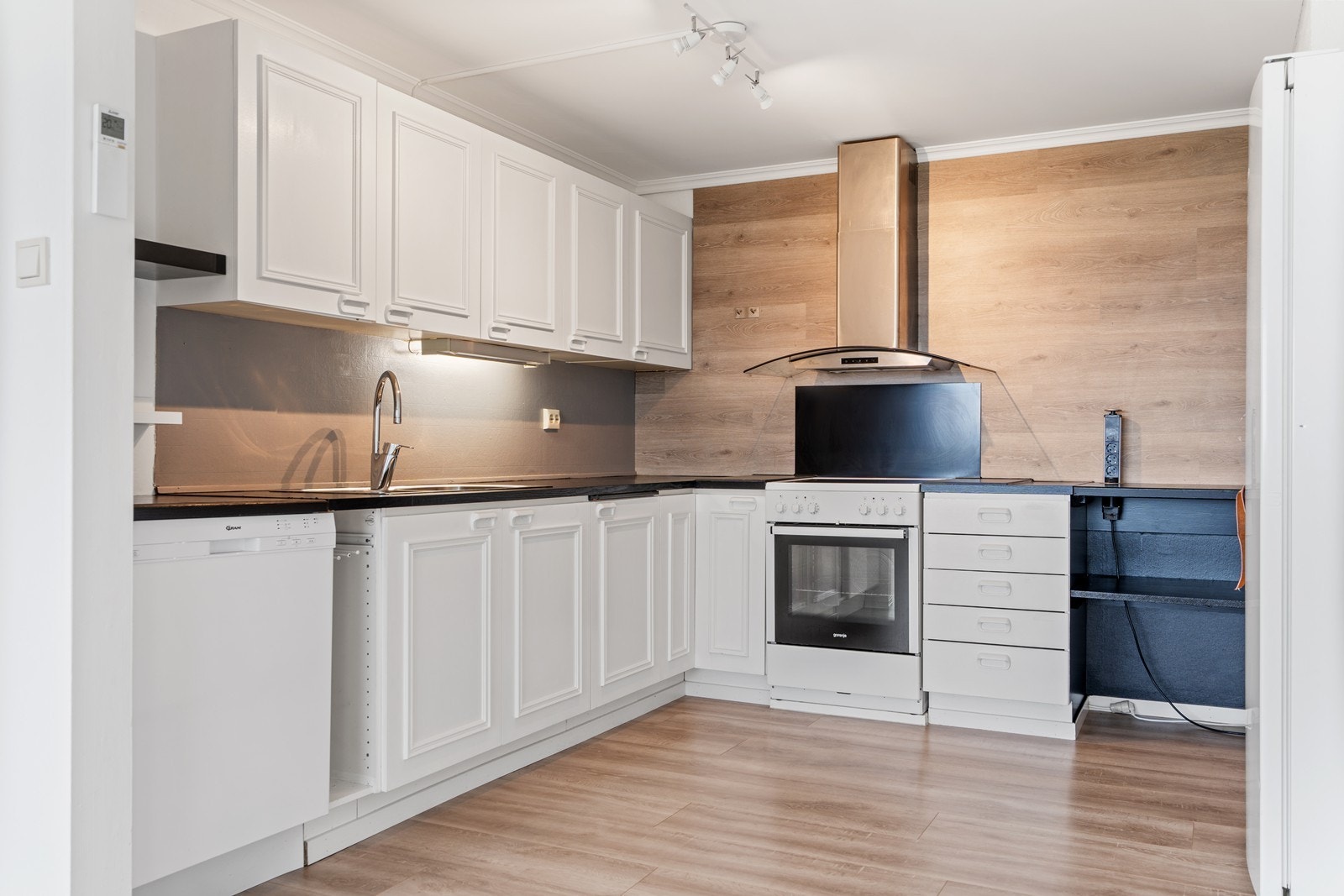 Pent kjøkken med frittstående hvitevarer Galleribilde