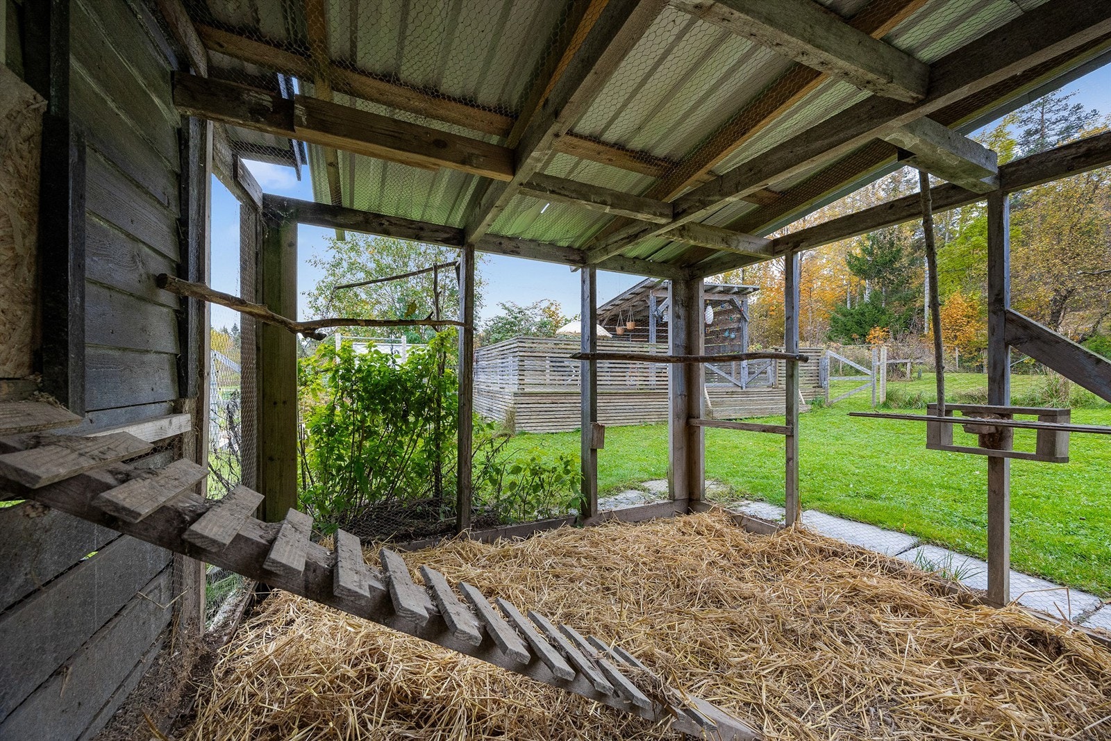 Utebod med gulvareal målt opp til ca. 9 kvm hvor selger har bygd ut med et uthus som passer ypperlig for høns eller annet fjærkre! Galleribilde