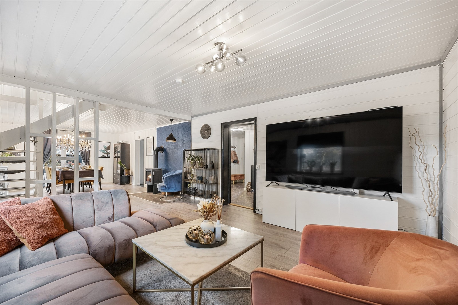 Stuen har og godt med plass til sofakroken og TV-benken hvor man kan slappe godt av på kveldstid. Galleribilde