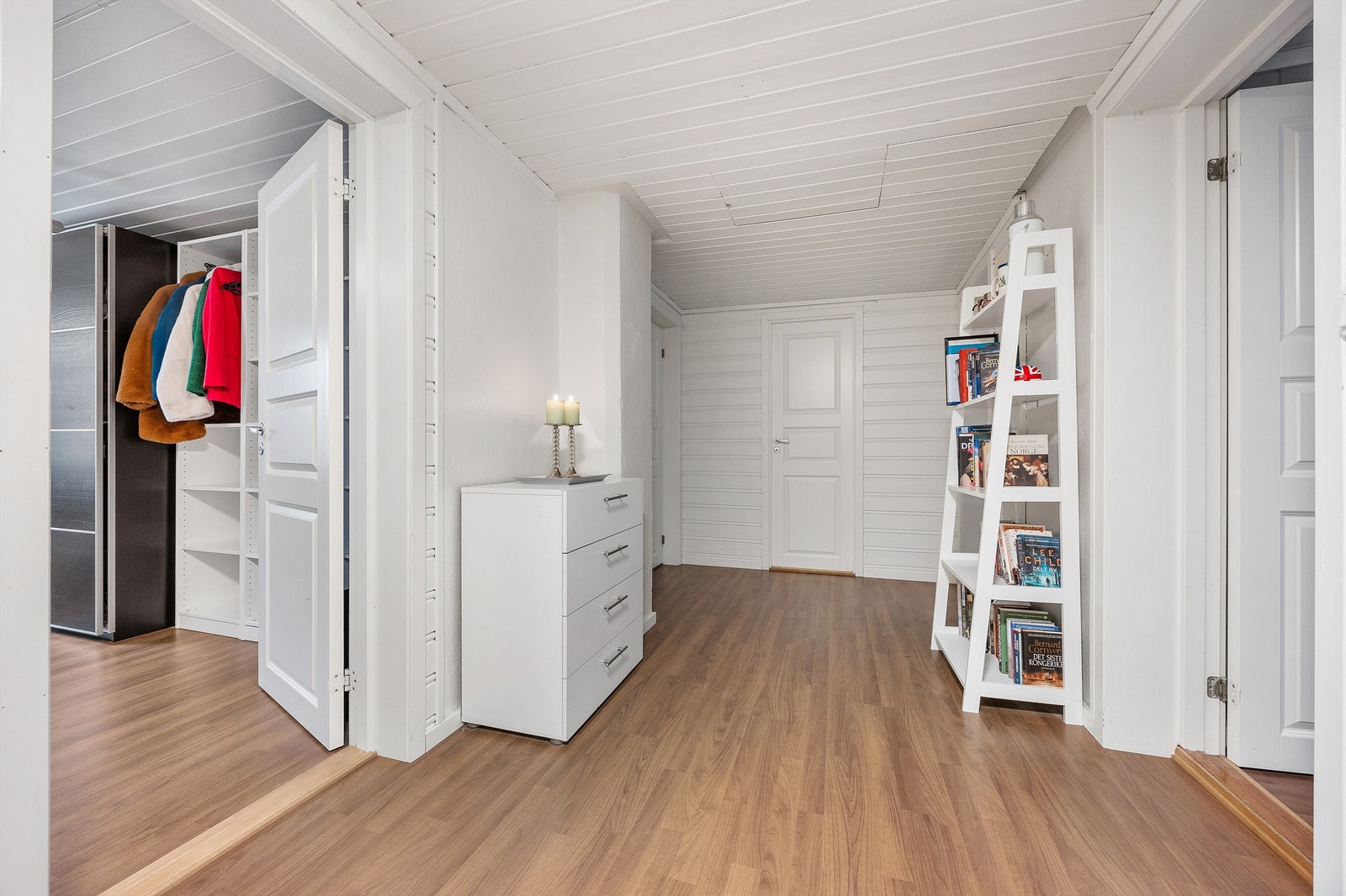 Her har man tre rom som er benyttet som soverom/kontorrom og et bad. Galleribilde