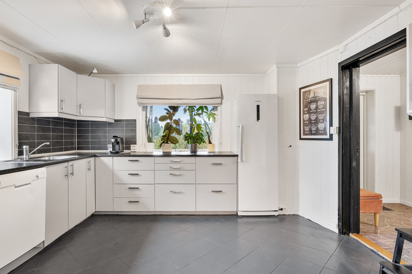 Det slippes godt med naturlig lys på kjøkkenet. Galleribilde