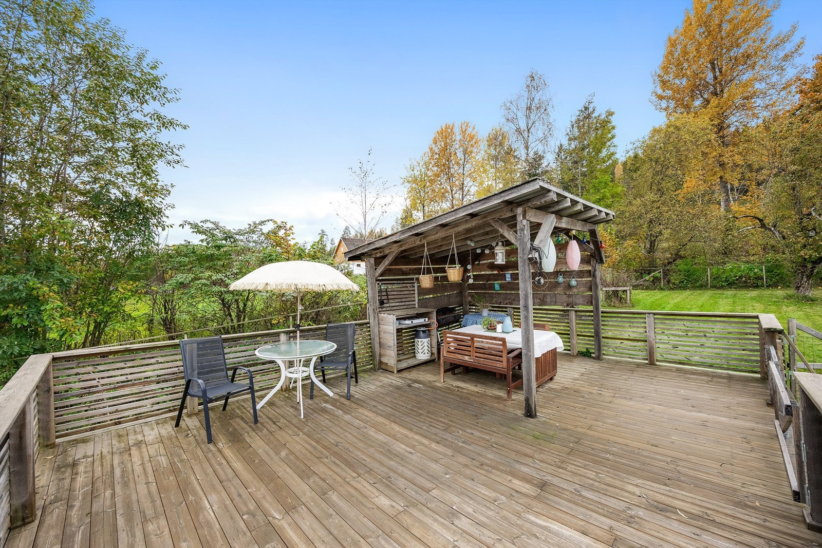 Frittstående terrasse med muligheter for et flott utekjøkken og et meget koselig samlepunkt på sommerstid. Galleribilde