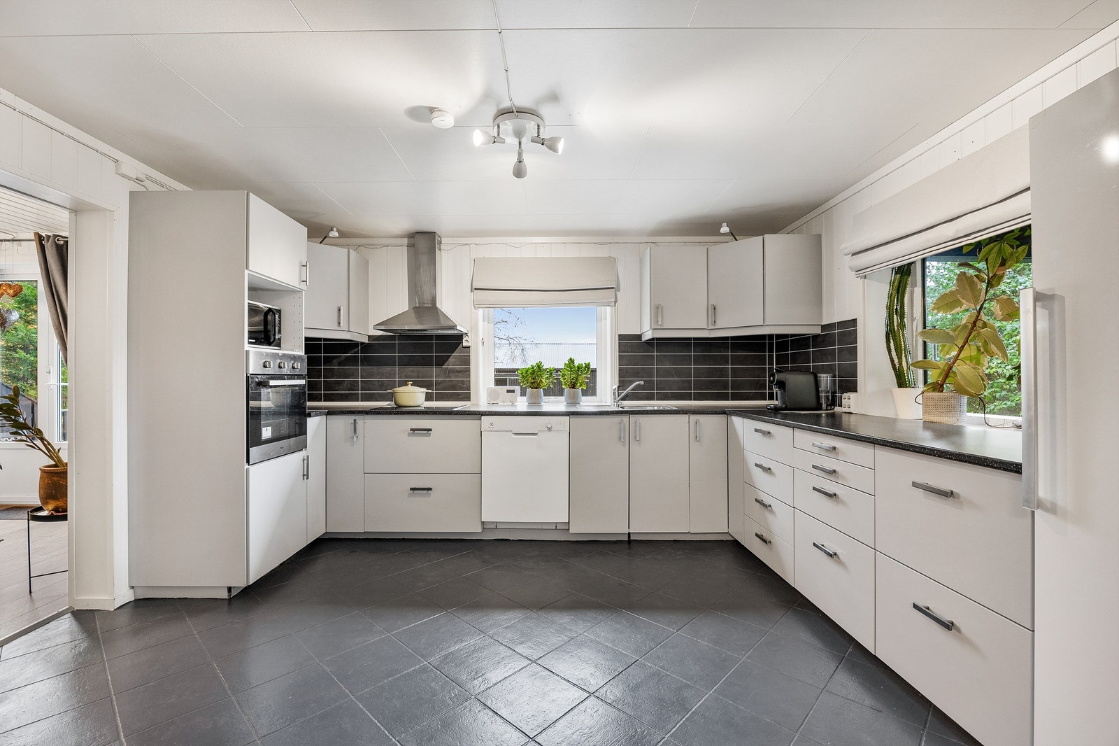 Lyst kjøkken av god størrelse med rikelig med både arbeidsplass på laminert benkeplate og godt med lagringsplass i benkeskap. Galleribilde