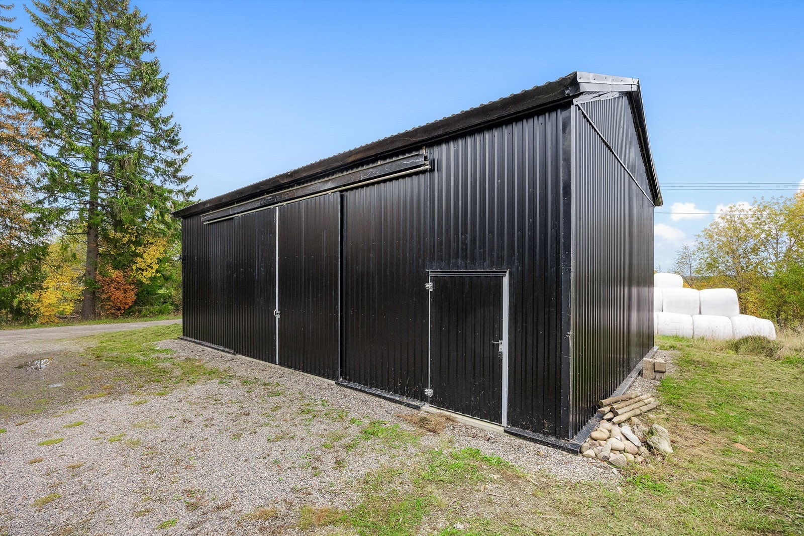 Selger har i nyere tid oppført et låvebygg mål opp til hele 94 kvm! Galleribilde