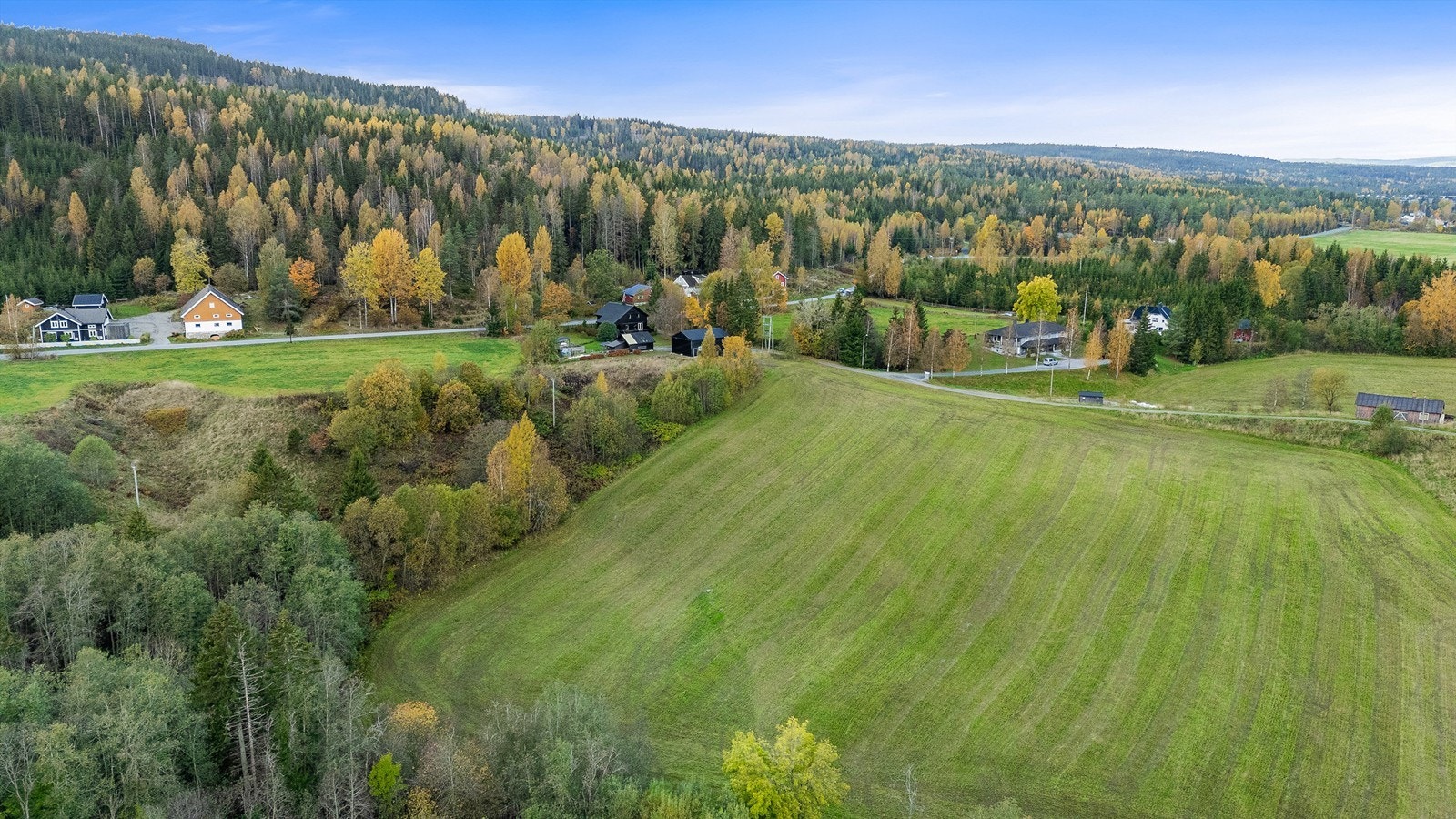 Boligen har en meget landlig beliggenhet med flere gode turmuligheter utover i Romeriksåsen. Galleribilde