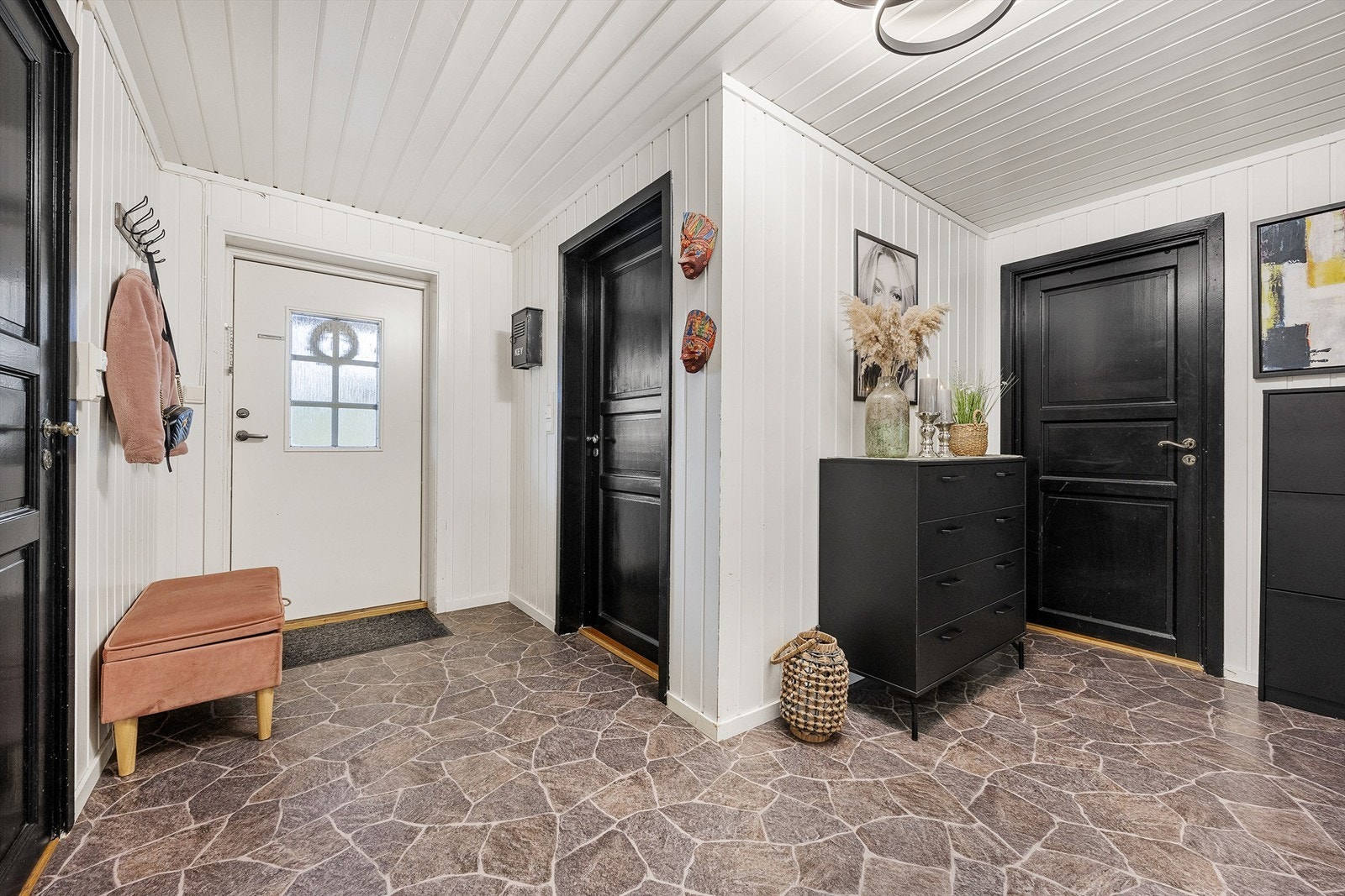 Lys entré av god størrelse med god plass til oppheng og oppbevaring av yttertøy. Bod og vaskerom ligger med adkomst fra entréen. Galleribilde