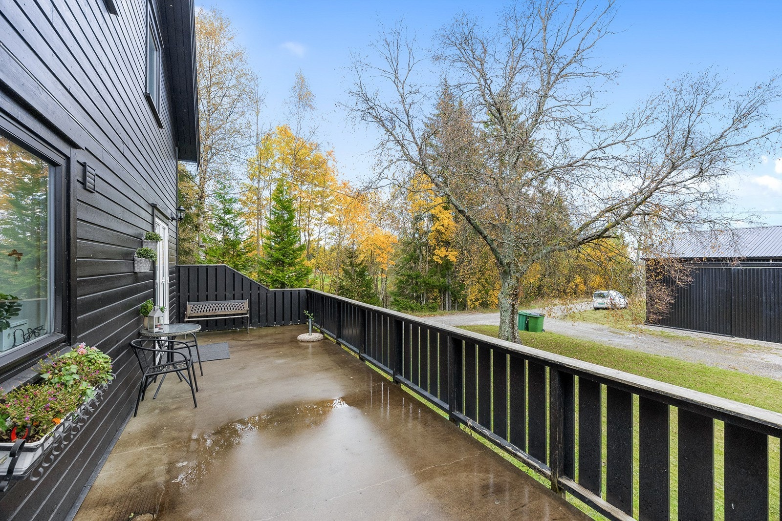 Her er det god plass til utemøbler og et av mange koselige oppholdsteder på tomten. Galleribilde