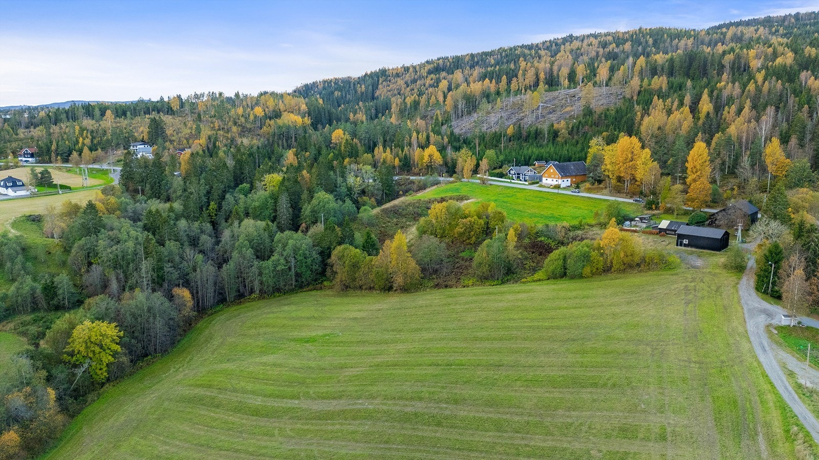 Boligen ligger langs fylkesvei 1603 mellom Eltonåsen og Åsgreina i Nannestad kommune. Galleribilde