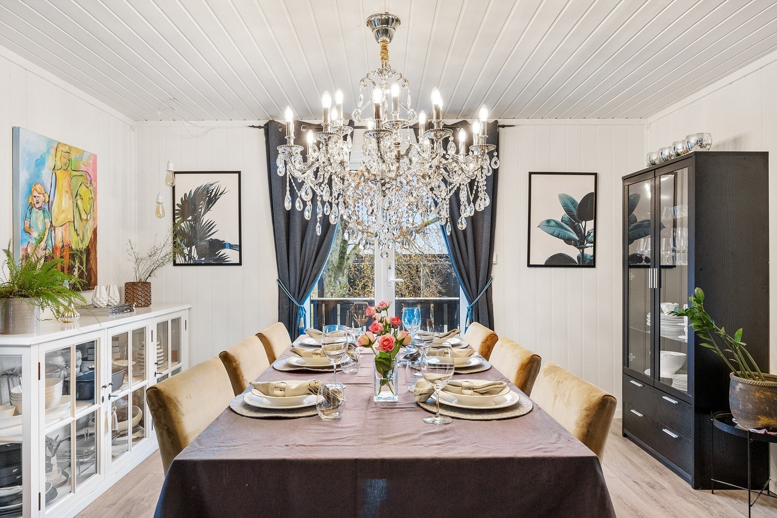 Langbordet for sin naturlige plassering med direkte adkomst til kjøkkenet og med utgang til terrassen. Her kan storfamilien samles for festmåltider og sammenkomster. Galleribilde