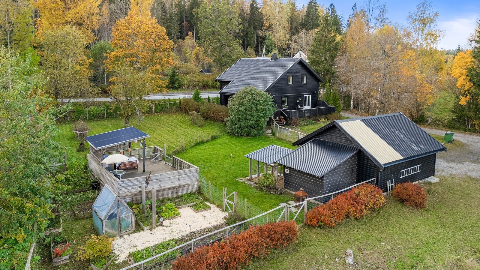 Boligen har flere gode uteplasser som man kan sette sitt preg på! Galleribilde