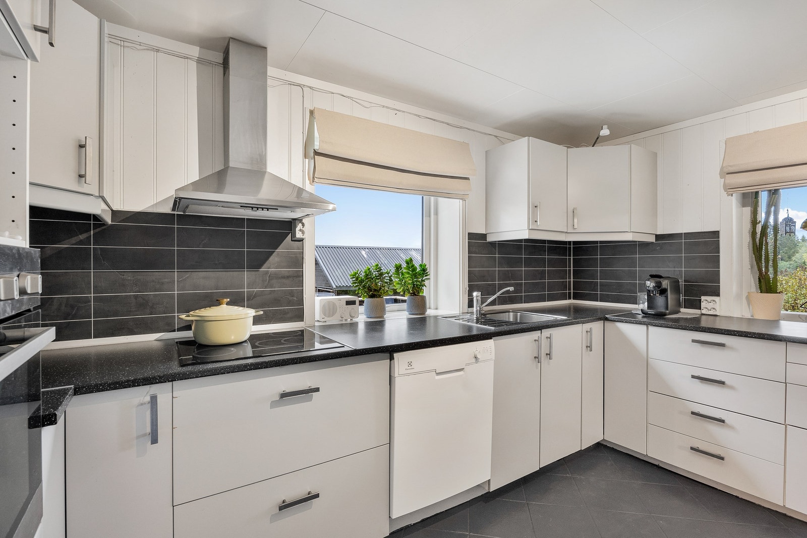 Innredningen består av glatte fronter. Stekeovn og keramisk topp er integrert i innredningen. Ventilator på med avtrekk gjennom yttervegg. Galleribilde