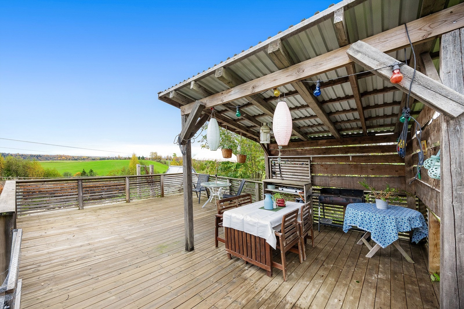 Delvis overbygget og med flott utsikt over de naturskjønne omgivelsene Galleribilde