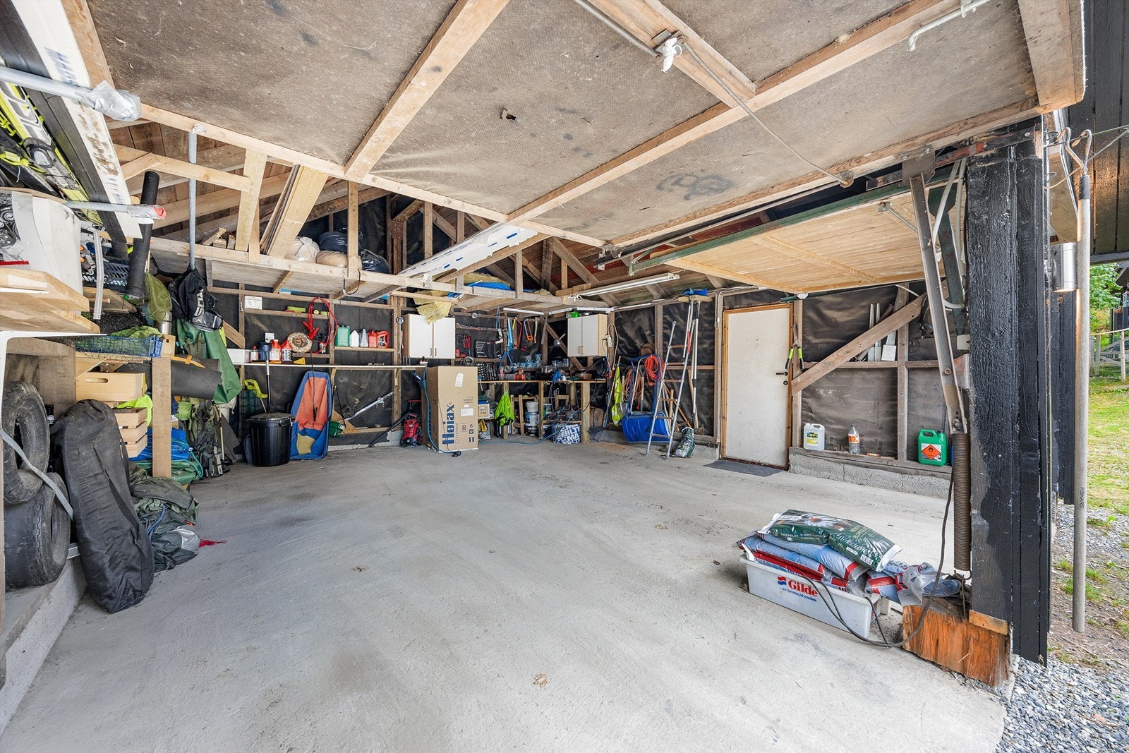Garasjen har godt med lagringsplass og parkering til bil. Galleribilde