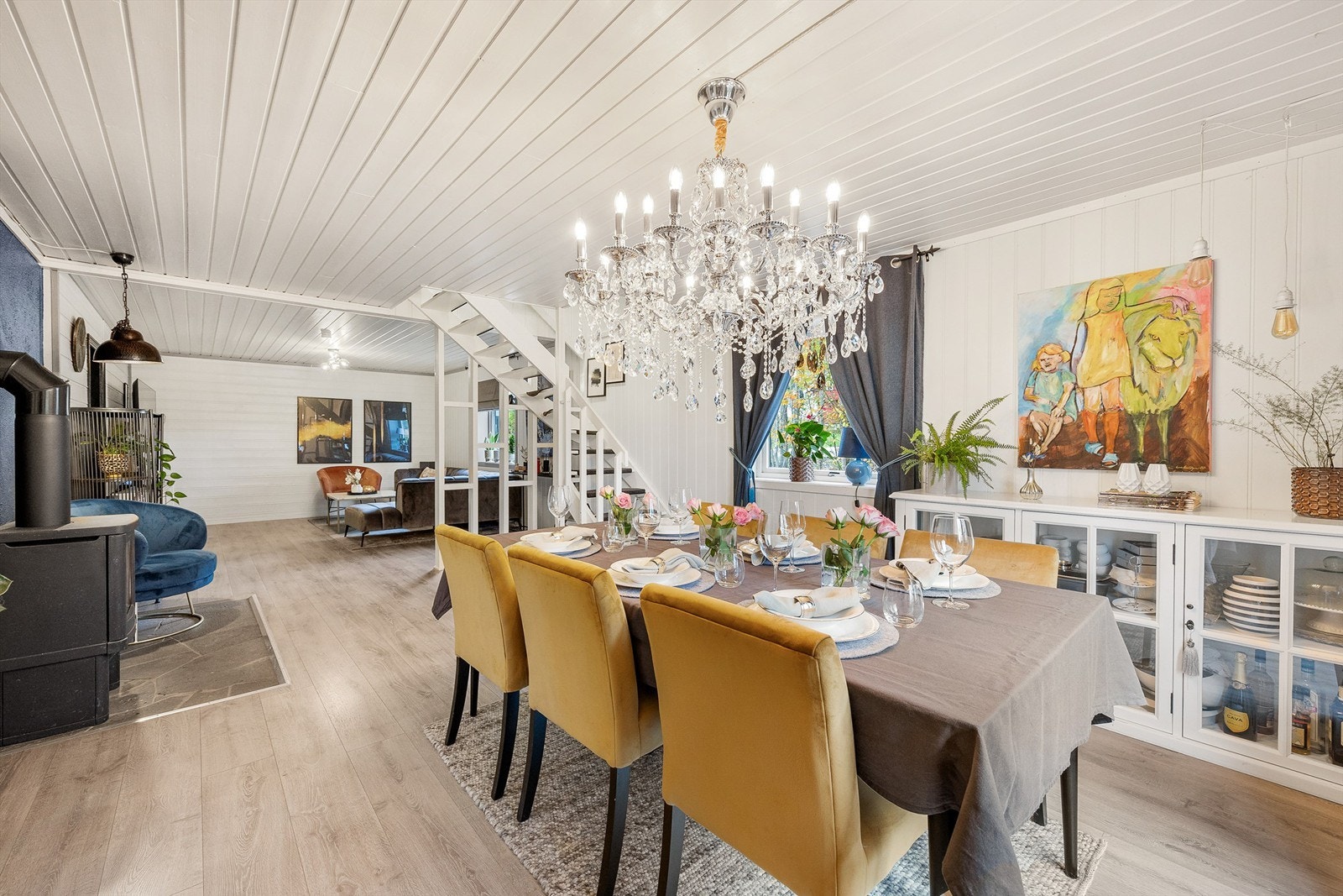 Stuen er hjertet av boligen og et høydepunkt når man kommer inn! Her kan familie og venner samles for hyggelige stunder og er et koselig sted å slappe av på kveldstid. Galleribilde