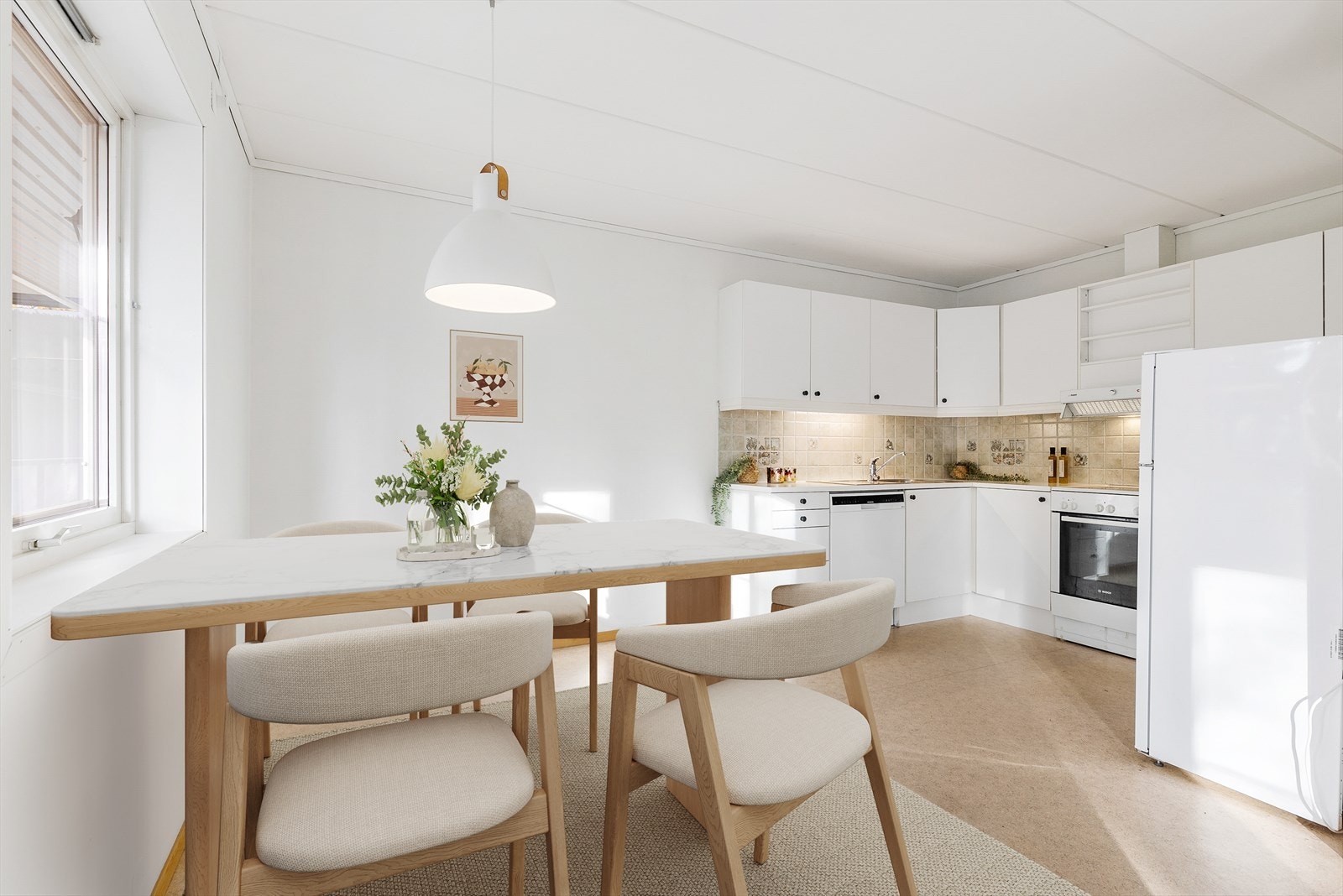 Her kan spisebordet ha en fast plass ved vinduet. (Digital møblering) Galleribilde