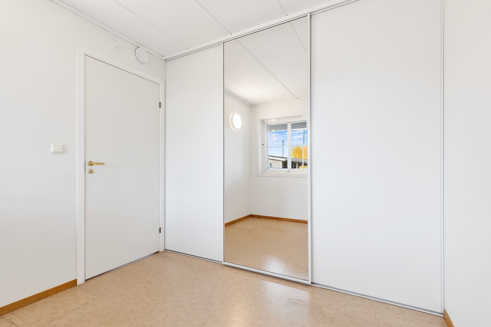 Soverommet har skyvedørsgarderobe. Galleribilde