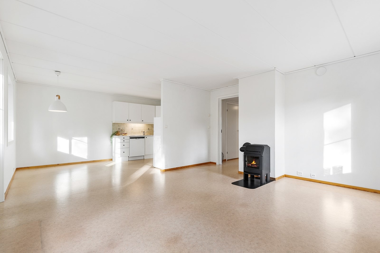 Kjøkken og stuen i delvis åpen løsning. Galleribilde