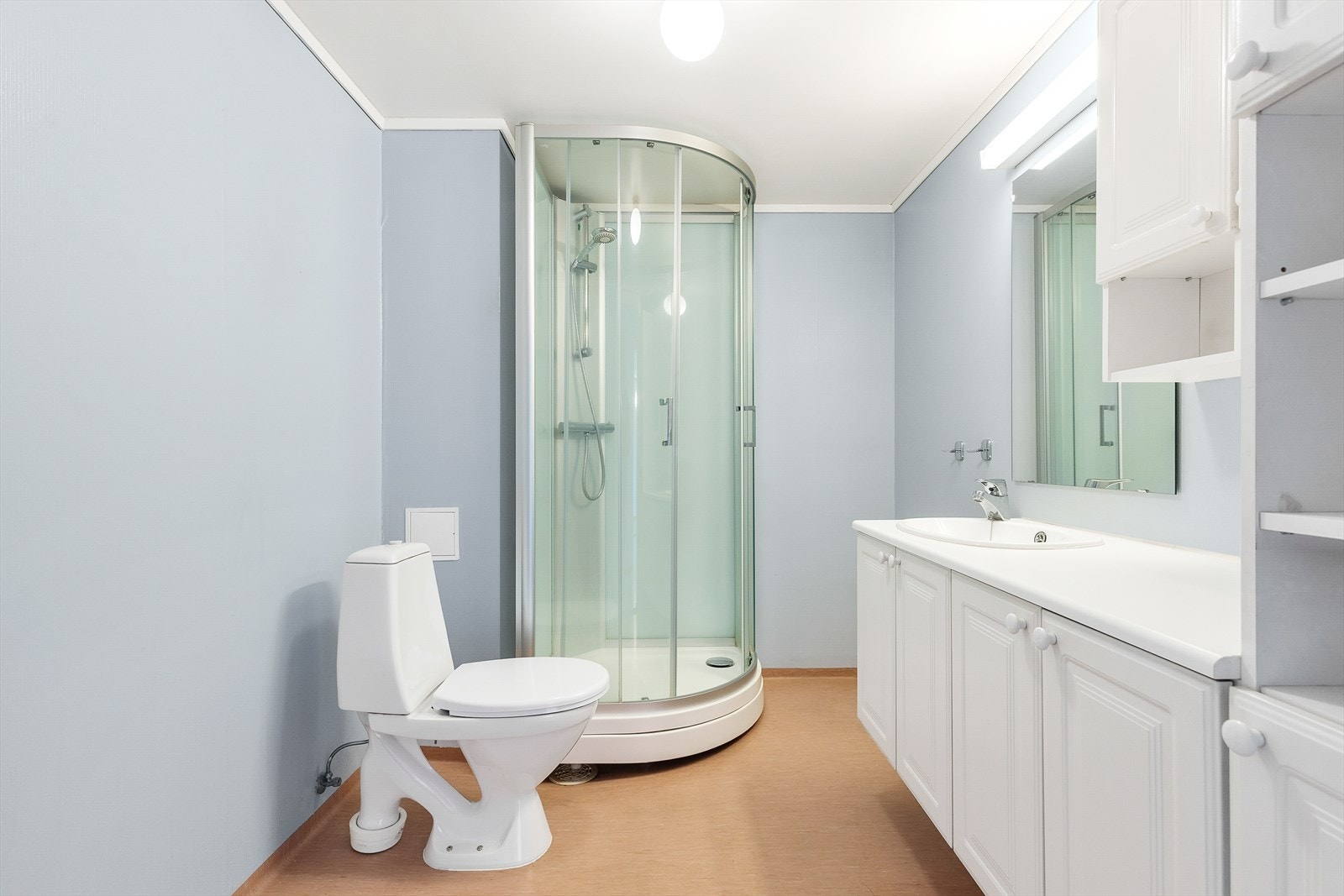 Baderom med belegg på gulv med gulvvarme. Galleribilde