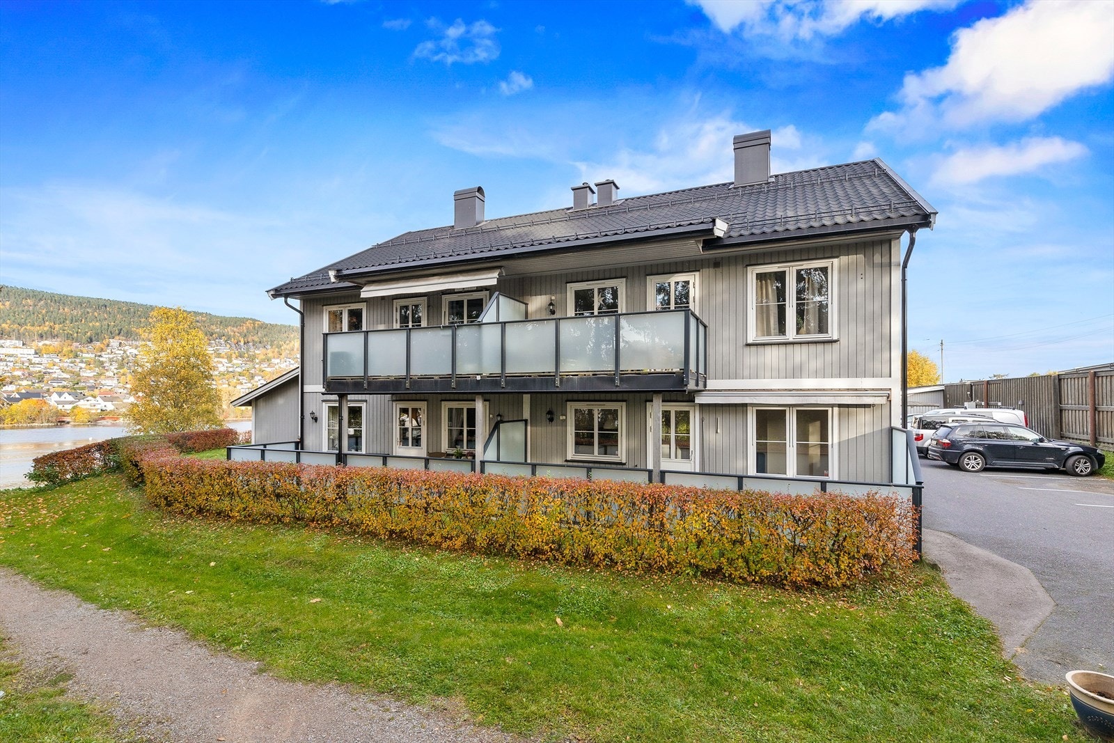 Elvemoen borettslag ligger fint til i umiddelbar nærhet til Drammenselva og gode turmuligheter. Galleribilde