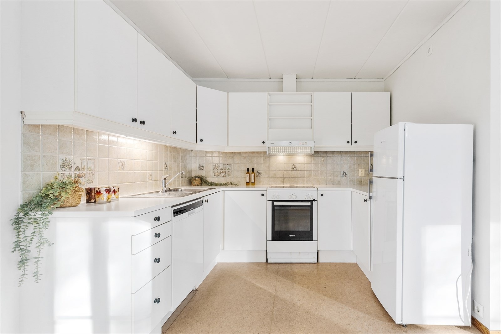 Kjøkkenet har glatt innredning. Galleribilde