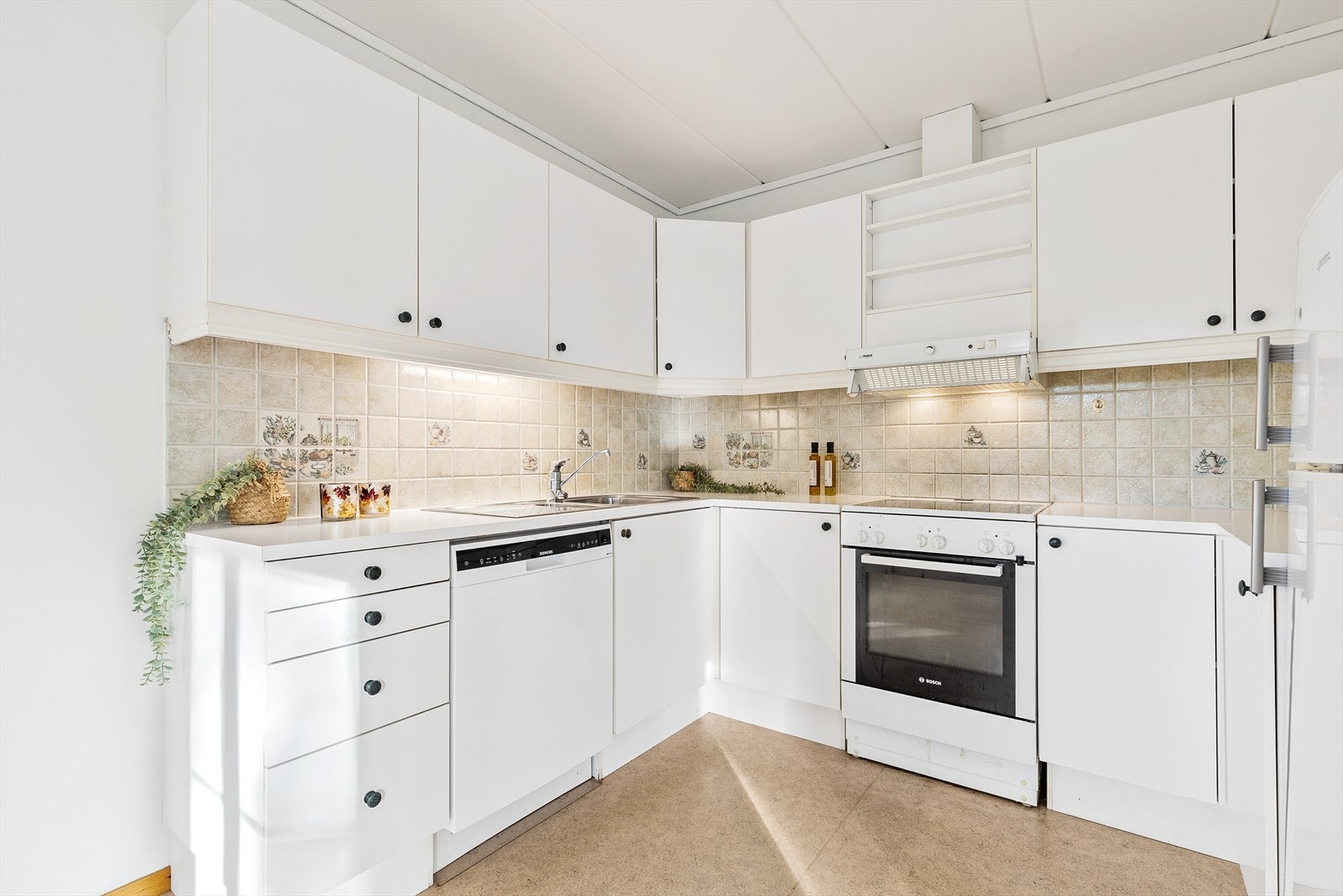 Mye benk og skapplass til lagring. Fliser mellom over og underskap. Galleribilde