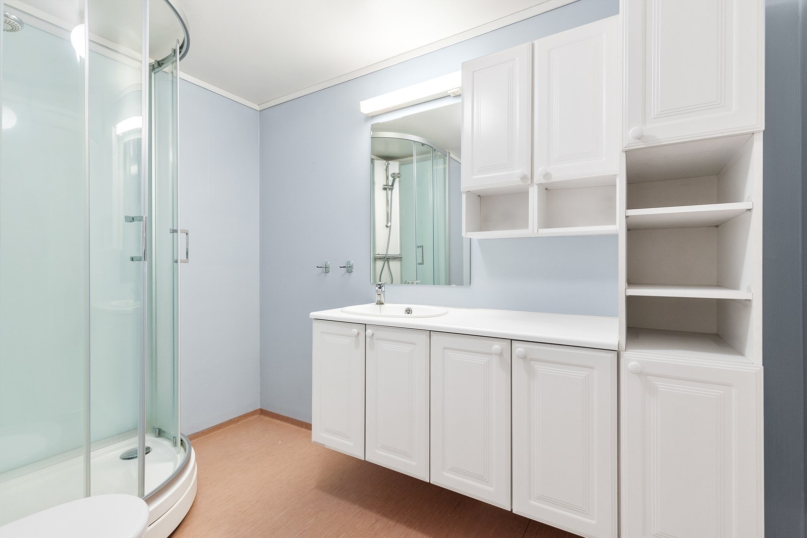 Profilert innredning og dusjkabinett. Galleribilde