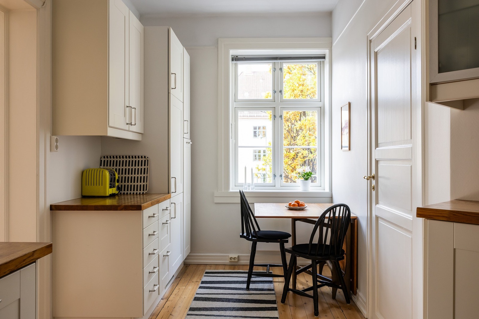 Her får du godt med skap- og benkeplass, samt plass til et hyggelig frokostbord. Galleribilde