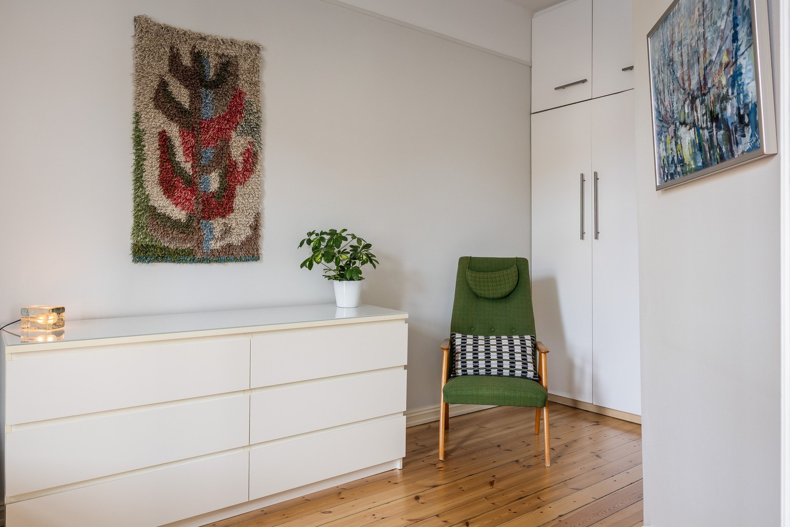 Rommet har god plass til oppbevaring. Galleribilde
