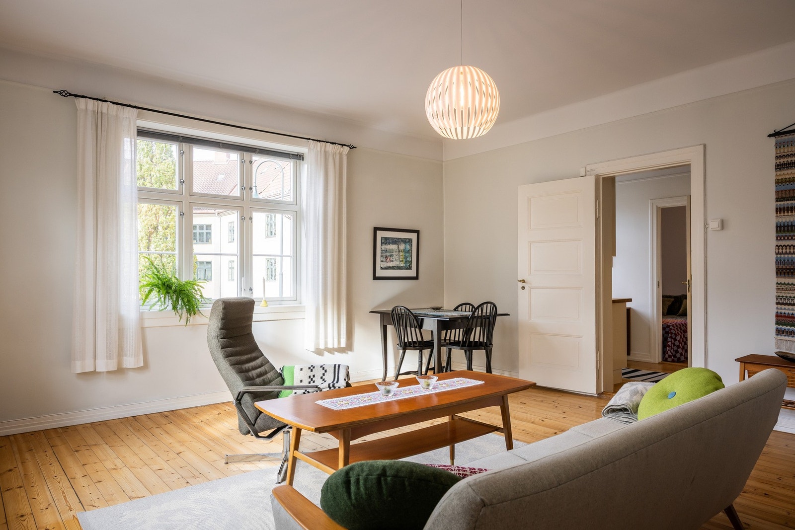 Stuen er luftig og lys, med store vindusflater. Galleribilde