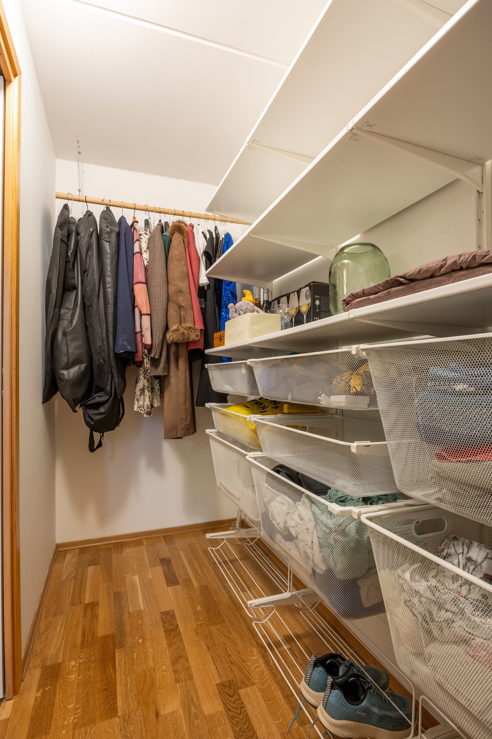 Superpraktisk bod med masse lagringsplass. I tillegg medfølger en kjellerbod på 5 kvm Galleribilde
