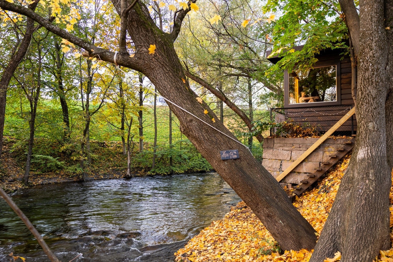 Videre på tunet ti sameiet finnes en liten badeplass langs Akerselva og badstue som er laget av sameierne Galleribilde