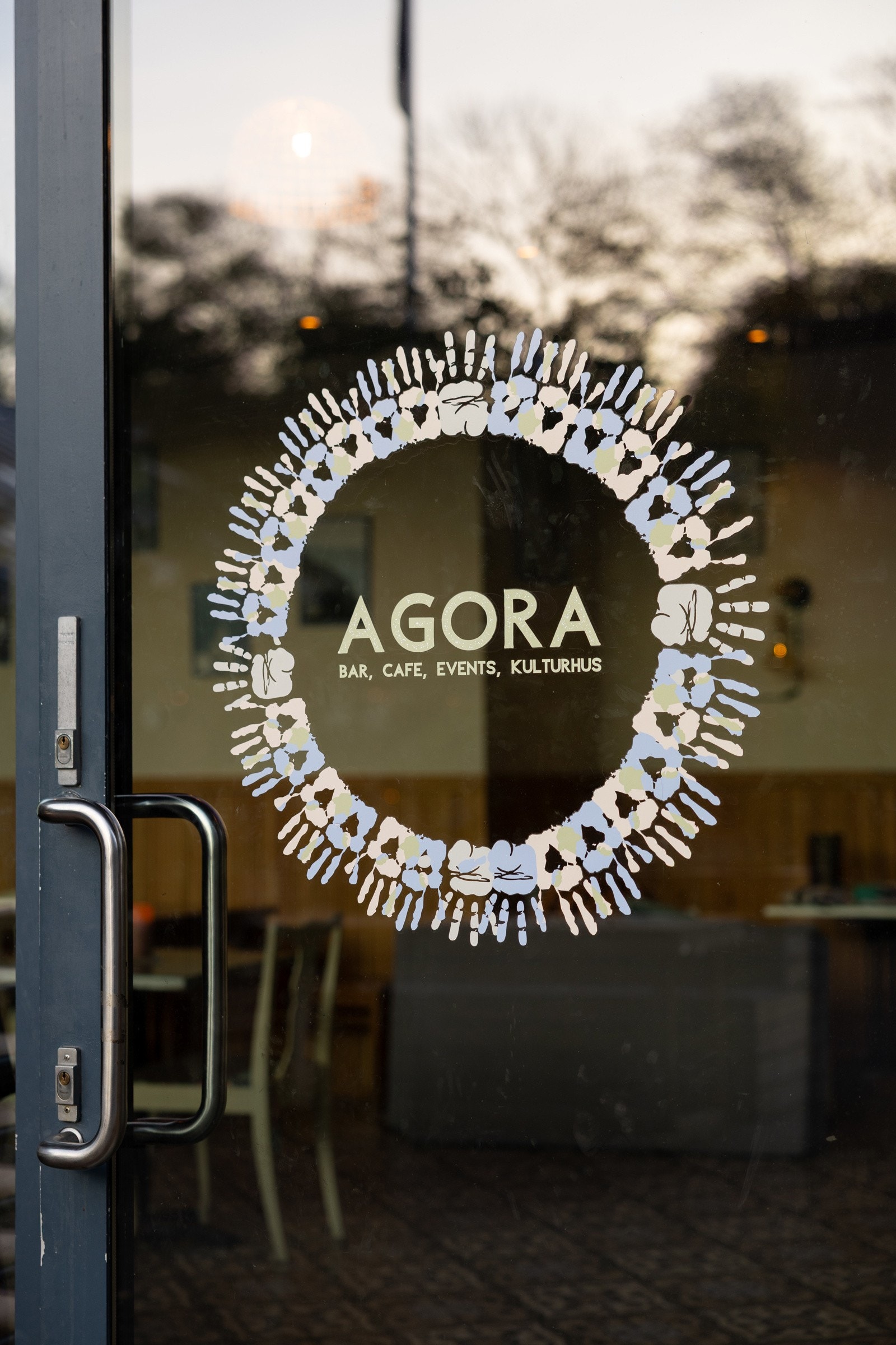 Populære Agora restaurant rett nedenfor på tunet Galleribilde