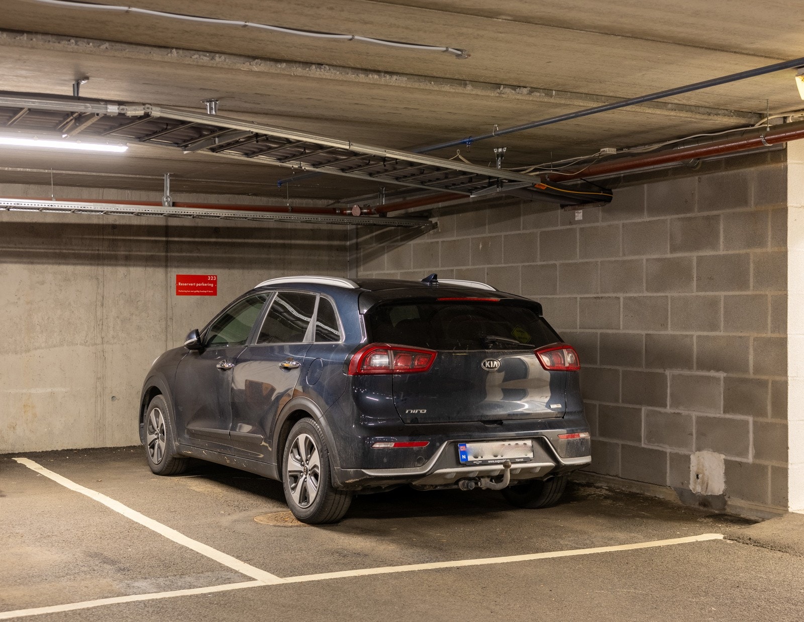 Det medfølger bruksrett til garasjeplass. Plassen er for øvrig rett ved heisen, og har således enkel tilkomst fra leiligheten Galleribilde