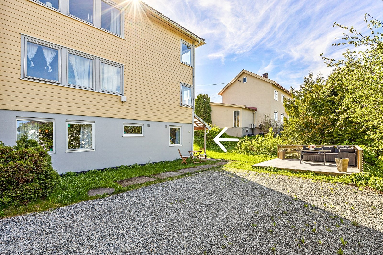 Velkommen til Kvernveien 16 - Selveierleilighet med 2 soverom, parkering rett utenfor og tilgang til flott terrasse og hage. Galleribilde