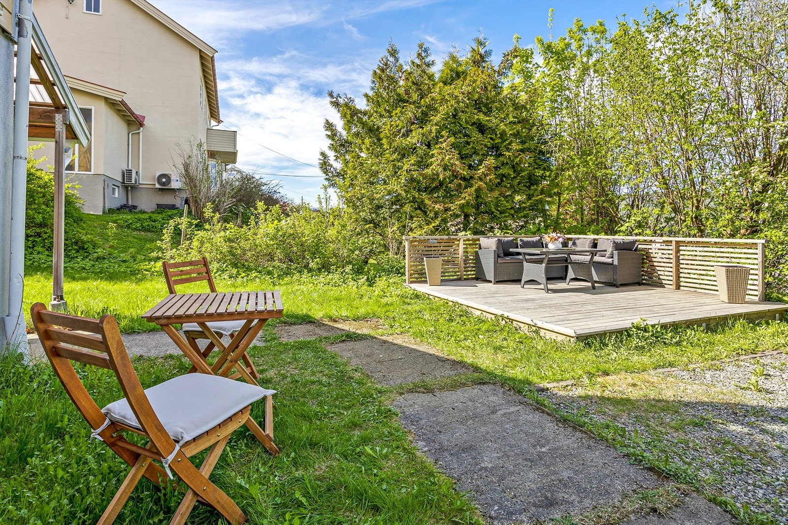 Terrassen og hagen kan brukes så mye man ønsker. Galleribilde