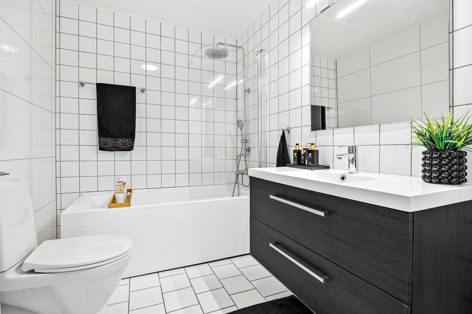 Delikat og flislagt bad med gulvvarme. Galleribilde