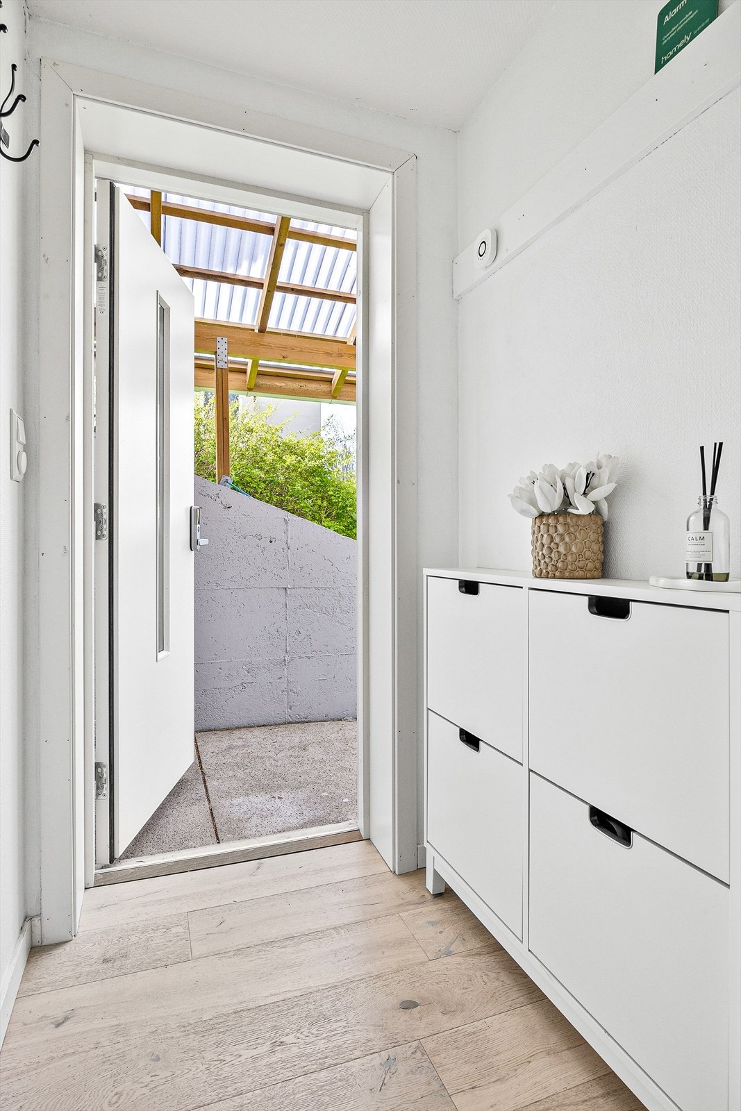 Lys og luftig entré med plass til oppbevaring av sko og yttertøy. Galleribilde