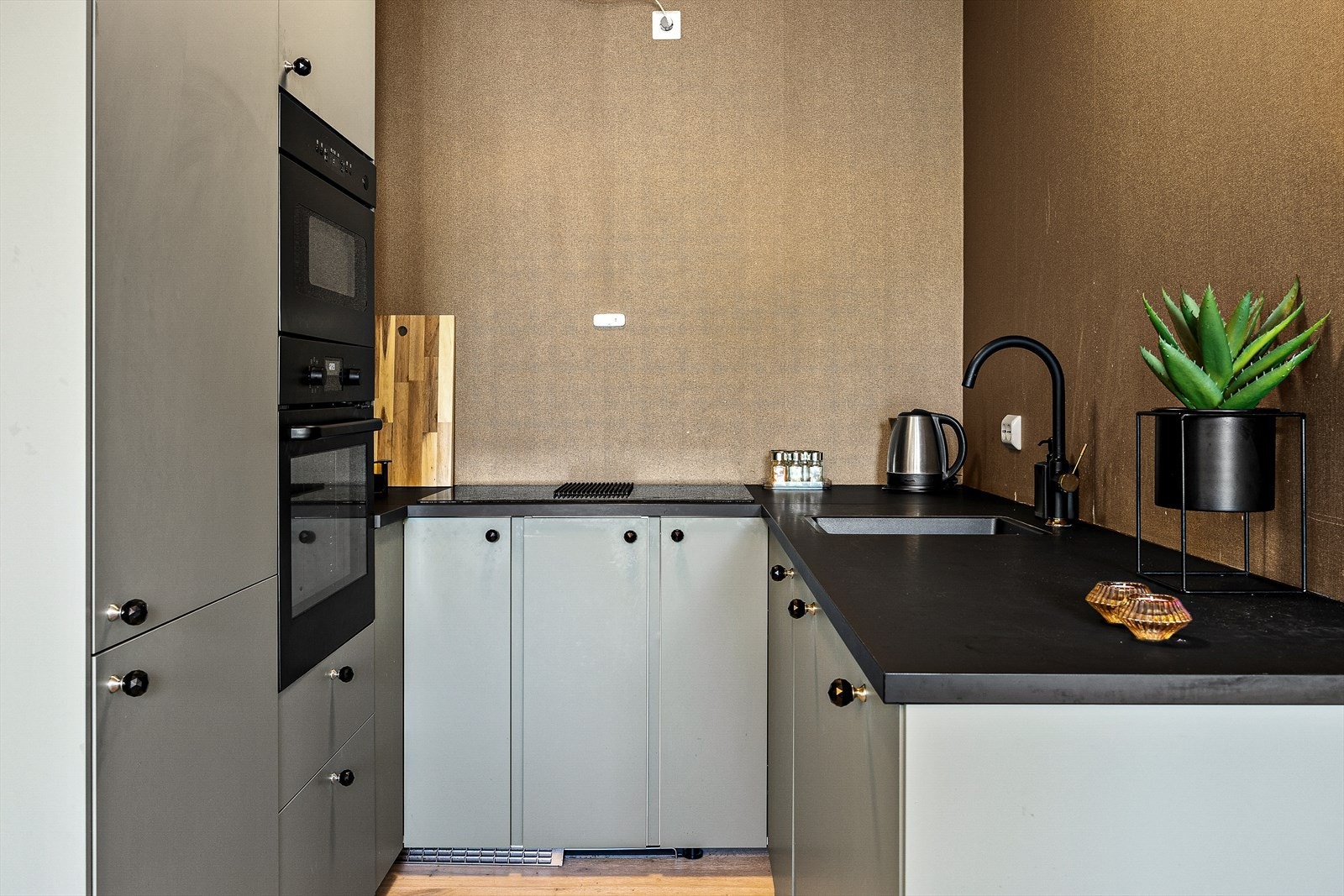 Pent kjøkken med integrert kombiskap, mikro, stekeovn, koketopp og oppvaskmaskin. Galleribilde