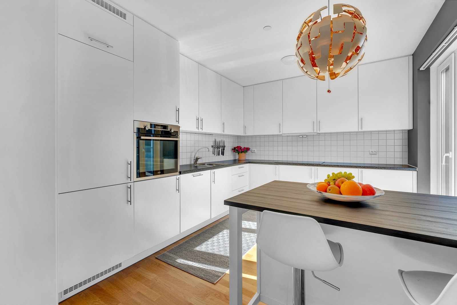 Elegant og praktisk kjøkkenet med tidsriktig design Galleribilde