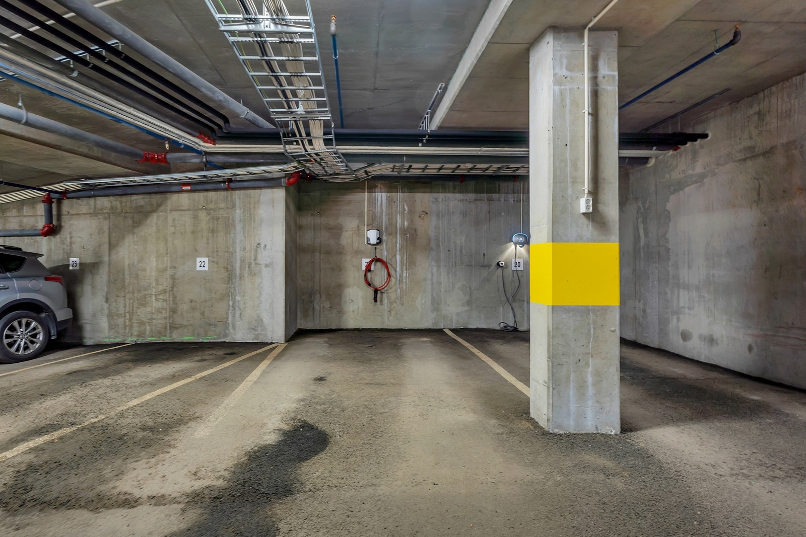 Garasjeplass med lader til el-bil Galleribilde